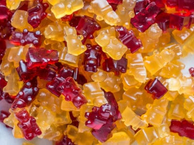 Healthier, refined sugar-free Gummy Bears!! Plus, a wine version for mom! #candy #gummybears #healthycandy #sugarfree